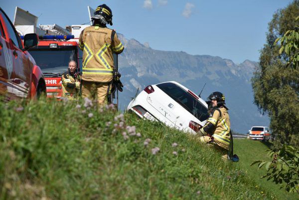 Die Feuerwehr musste das Auto bergen. Landespolizei Liechtenstein