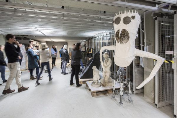 Die Mitarbeiter im Sammlungsdepot des Museums in Bregenz mit Projektleiter Wolfgang Fiel (l.) und Hausgeist (oben) und Ingo Metzler mit Kunstwerken in seinem Betrieb. Petra Rainer, Dietmar stiplovsek
