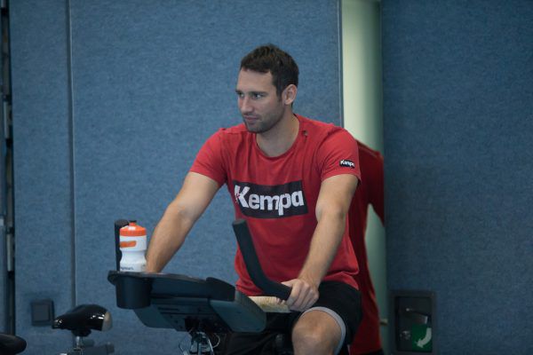 Dominik Schmid bleibt derzeit nur das Training auf dem Hometrainer. Der Kapitän muss seinen Kollegen dabei beim Training zusehen. Philipp Steurer