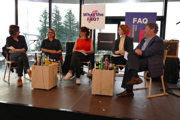 Doris Knecht, Lilli Hollein, Mira Lu Kovacs und Josef Rupp (v.l.) waren bei der Eröffnung die Gesprächsgäste von Zita Bereuter (Mitte). Miriam jaeneke