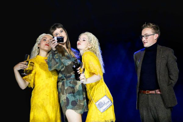 Dramaturgin Dorothée Bauerle-Willert im Gespräch. Kleines Bild: Die Erinnerungen des alten Nick Carraway werden szenisch umgesetzt. V.l.: Rahel Jankowski, Johanna Köster, Nanette Waidmann und David Kopp.Dietmar Stiplovsek (1)/anja köhler (1)