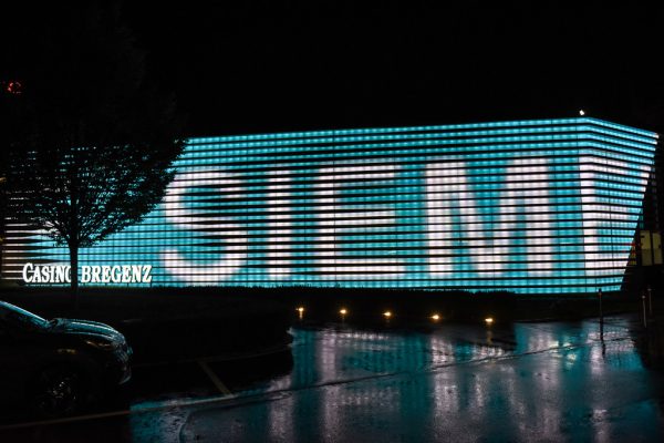Siemens ist in Vorarlberg gut vernetzt. Immer wieder gab es Kundenveranstaltungen, zu denen auch nunmehr Beschuldigte kamen, 2018 feierte Siemens 90 Jahre in Vorarlberg. Mittelberger