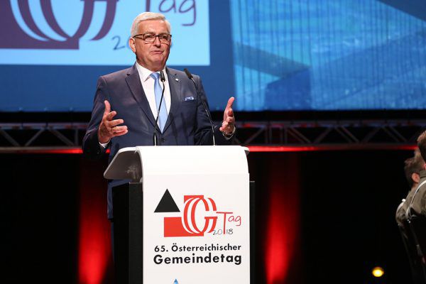 Gemeindebundpräsident Alfred Riedl bei seiner Rede in Dornbirn. schuller/gemeindebund