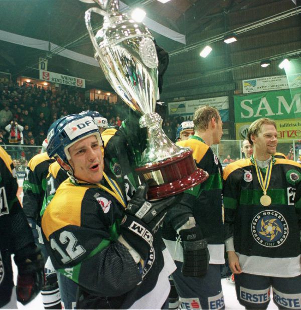Gerhard Puschnik wurde als Spieler sechs Mal Meister mit der VEU und gewann auch die Euroliga. Hartinger (1), Privat (1)