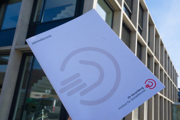 Im allgemeinen Jahresbericht halten sich die Informationen zu den Finanzen in Grenzen. NEUE Archiv