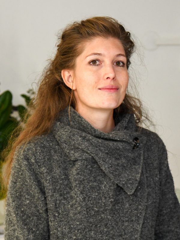 In dem leerstehenden Geschäftslokal in der Sturnengasse 6 können Interessierte bald mit Florian Gerer ins Gespräch kommen. Bild oben: Jasmine Türk vom Kulturbüro Bludenz. Lisa Kammann (1)/Oliver lerch (1)