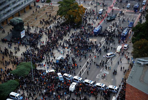 Je nach Lager wurde gegen Fremdenhass oder die Flüchtlingspolitik protestiert. Reuters