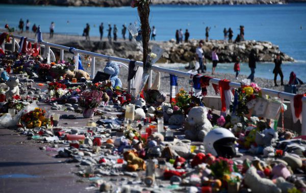 Kerzen erinnern an die Opfer des Anschlags vom Juli 2016 in Nizza.