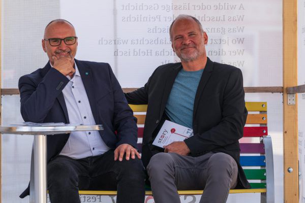 Kulturstadtrat Johannes Drexel und Kurator Christian Vuissa auf dem „Story Bänkle“. Dietmar Stiplovsek