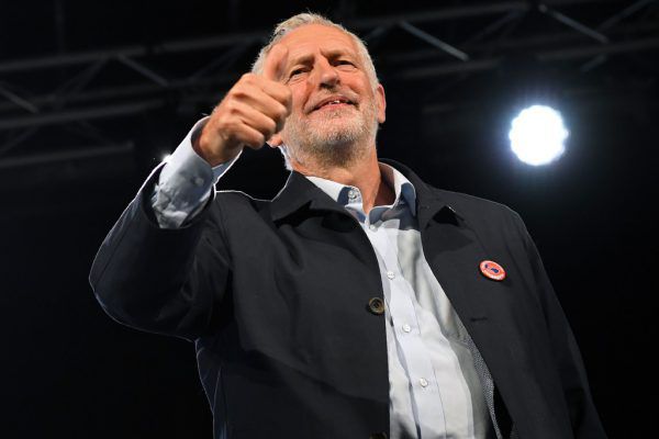 Labour-Chef Jeremy Corbyn erhöht den Druck auf Theresa May. AFP