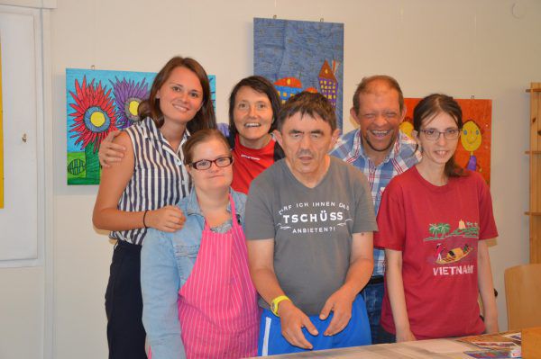 Leiterin Julia Alge mit ihrem Team vom Sprungbrett Lädele. Caritas