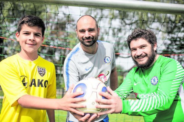 Links: Chelseas Inklusionsbeauftragter Andy Rose mit Altach-Nachwuchsspieler Ekin und Lewis, Torhüter bei einem der 13 Chelsea-Inklusionsteams.Unten: Ein Gruppenbild mit allen Spielern, die beim Vier-Nationen-Turnier in Altach teilgenommen haben. Sams (3)