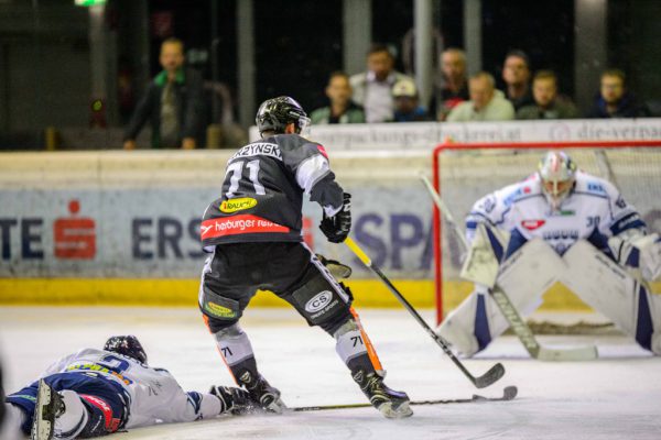 Macierzynski wurde am Freitag von Ex-Bulldog Mike Caruso gefoult, der Penalty fand jedoch nicht den Weg ins Tor. Stiplovsek