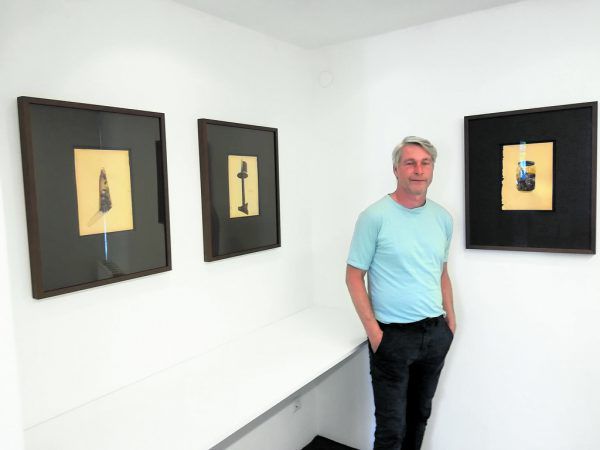 Marco Spitzar zwischen seinen Arbeiten in der Galerie.Z in Hard. Wolfgang Ölz