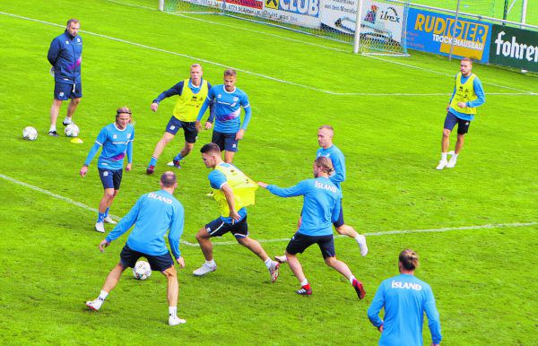 Oben: Die Isländer beim Warmmachen. Unten: Neo-Nationaltrainer Erik Hamrén macht sich für das Training bereit.
