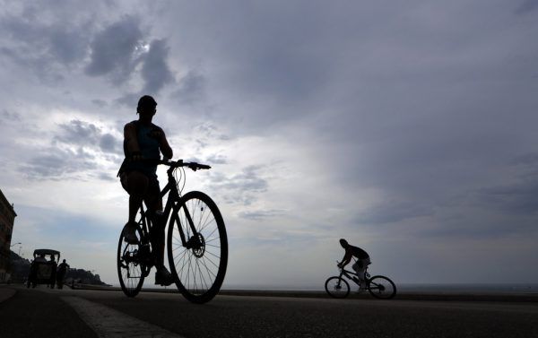 Pedalritter unterwegs. Reuters