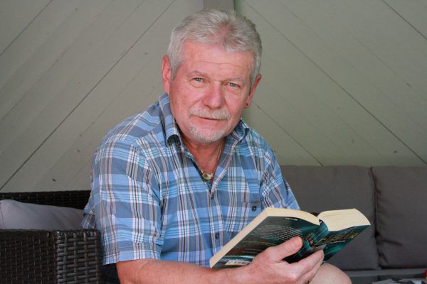 So ist Stanko Mursec sehr oft anzutreffen: mit einem Buch in den Händen. Bella Koeck