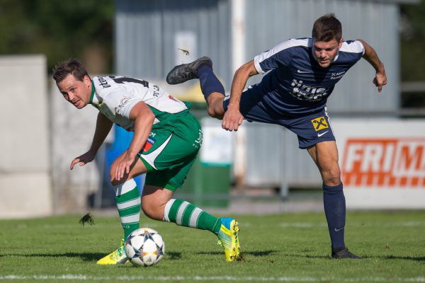 Stephan Kirchmann (l.) und David Sarc (r.) im Kampf um den Ball.  Frederick Sams