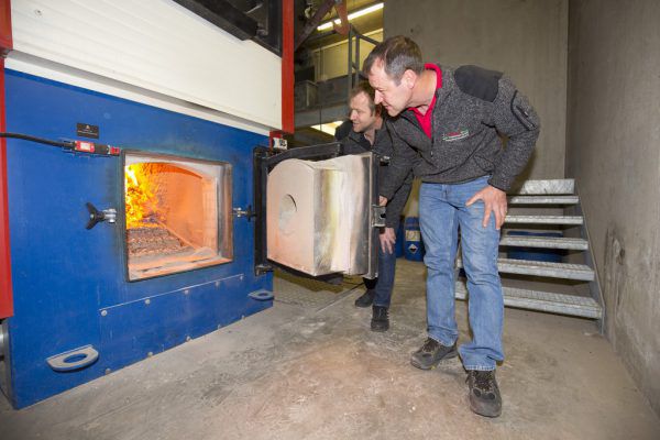 Tobias (l.) und Bernhard Ilg betreiben ein Biomasse-Heizkraftwerk in Dornbirn.Archiv/Hartinger