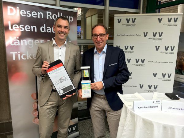 VVV-Geschäftsführer Christian Hillbrand und Landesrat Johannes Rauch geben den Startschuss für die neue „Fahrkarte am Handy“. VVV