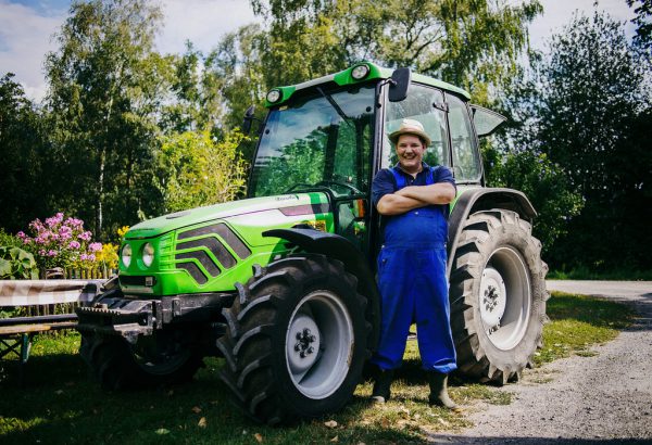 Zwei Mal die Woche hilft Franz Rinderer auf dem Bauernhof von Herbert Sohm mit. Unterwegs ist er dann im eigenen Traktor.