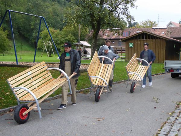 Die neuen Bänke werden gebracht.  Kinderdorf