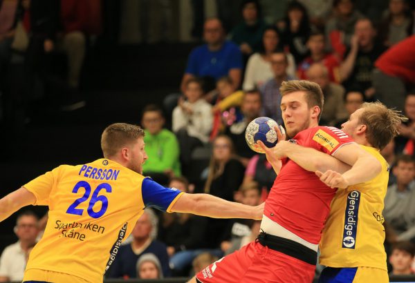 Nikola Bilyk wurde von den Schweden in die Zange genommen. Gepa