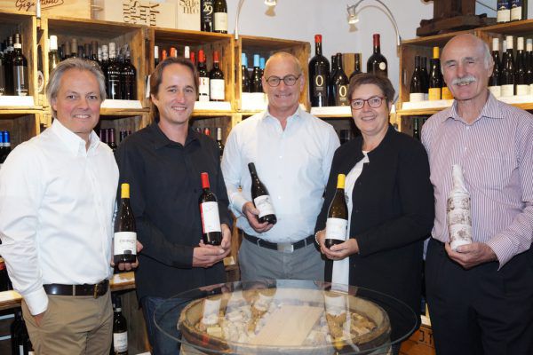 Thomas Kemmler (Weingut Endrizzi im Trentino), Günther Weber (Winzer Burgenland), Weinhändler Johannes Hengl, Gabi Mariel (Winzerin vom Leithaberg), Peter Jiresch (Vinothek 18 in Wien) (v.l.). Ritter (6)