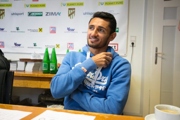 Aline de Lima Silva übt mit den Fußballern Deutsch (ganz links). Thiago (l.) übersetzt auf dem Platz, und Ronivaldo (r.) schläft gerne. Hartinger (2), Gepa/Lerch