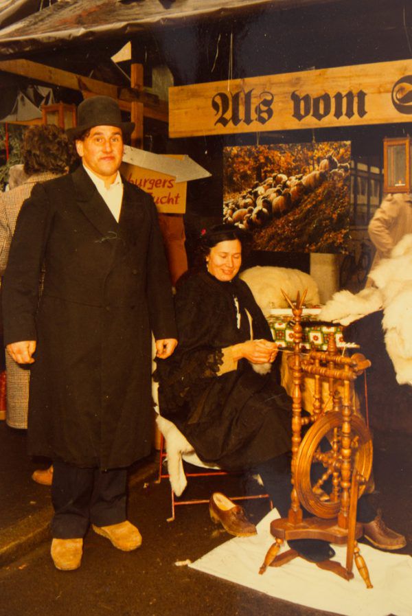 Anno 1980: Josef und Gertrud im alten Gewand. Sie spinnt Wolle. Privat