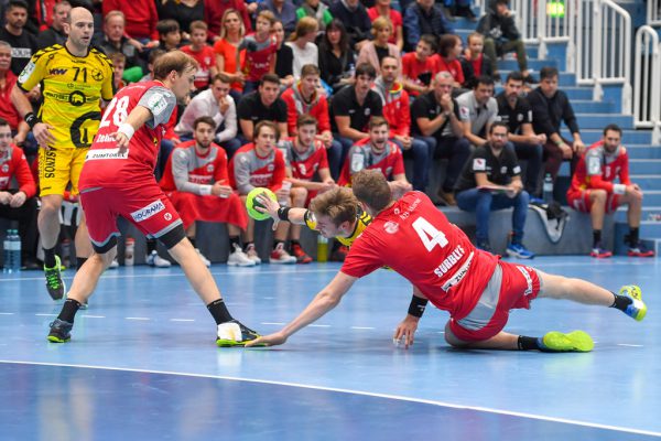 Auf Gerald Zeiner (l.) und Theo Surblys (Nummer vier) wartet heute wieder viel Arbeit in der Defensive. Gepa/Lerch
