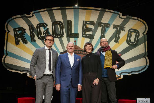 Bild links: Michael Diem, Hans-Peter Metzler, Elisabeth Sobotka und Philipp Stölzl (v.l.) bei der Programmpräsentation. Dietmar Stiplovsek (2)/Bregenzer festspiele/Lisa Mathis (1)