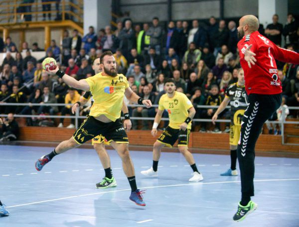 Bregenz-Keeper Goran Aleksic (r.) spielte eine Halbzeit lang. Gepa