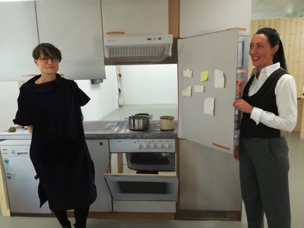 Christine Lederer (l.) und Kathrin Dünser vor der Küchenzeile. Kleines Bild: Anne Marie Jehles Porträt der Mutter. Wolfgang ölz (2)