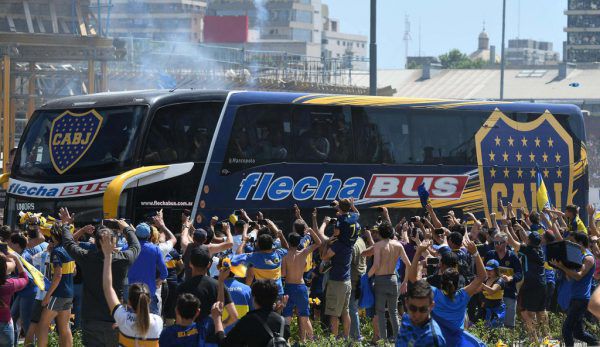 Der Bus der Boca Juniors wurde auf dem Weg zum Stadion angegriffen. APA