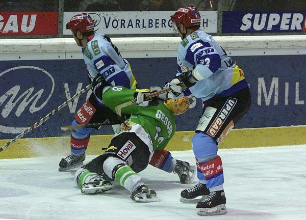 Der heutige VEU-Coach Nik Zupancic (l.) jubelte noch 2002 über seinen EHC-Treffer gegen Feldkirch. Martin Grabher Meier (Mitte) ist auch heute noch dabei. VEU-Macher Michael Lampert (r.) war schon damals nicht zimperlich zu den EHC-Akteuren. Stplovsek (3)