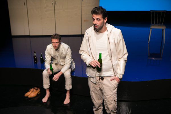 „Der Mann der die Welt aß“ am Theater Kosmos. Kleines Bild oben: Auch der Vater wird nicht verschont.Klaus Hartinger (3)