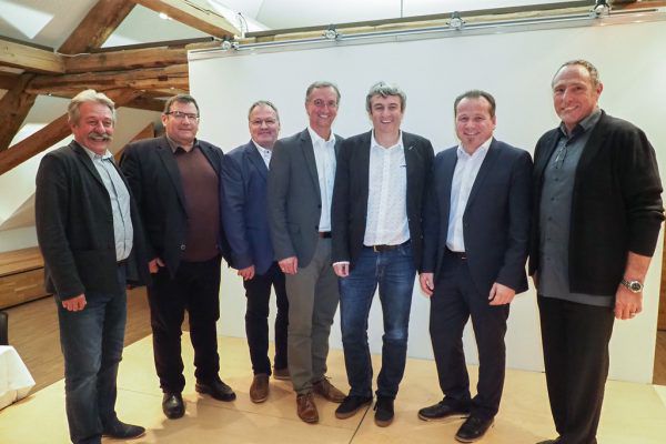 Die Bürgermeister Alwin Müller, Willi Müller, Stefan Bachmann, Dieter Lauermann, Michael Tinkhauser und Harald Witwer mit Nikolaus Schmid, dem künftigen Leiter des FLZ (v.l.).   tmh-Pressedienst