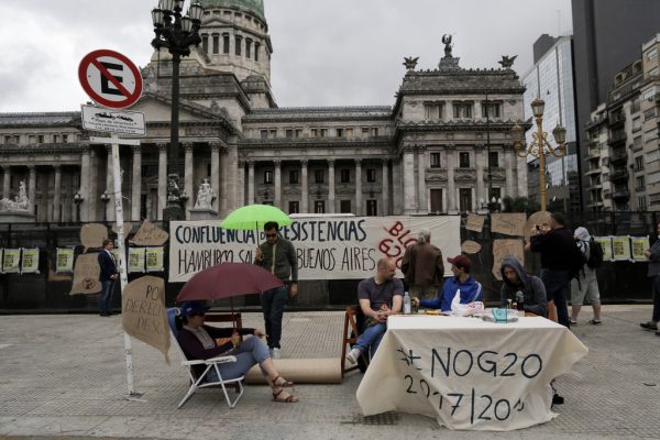 Die Gegner des Gipfels in Buenos Aires haben sich bereits häuslich eingerichtet AP/Sebastian Pani)