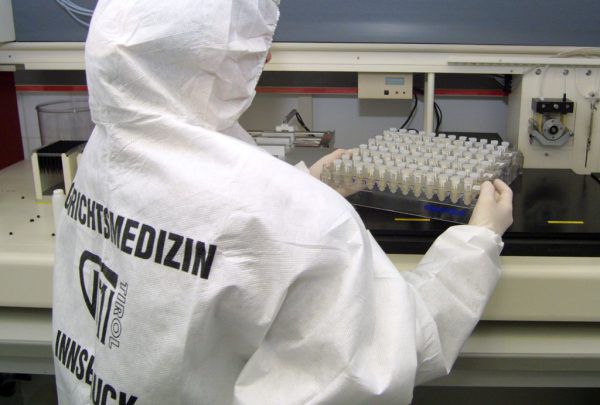 Die Gerichtsmediziner in Innsbruck führen monatlich 2000 neue polizeiliche DNA-Analysen durch. APA