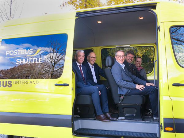 Die Verantwortlichen im Bus. Landbus Unterland