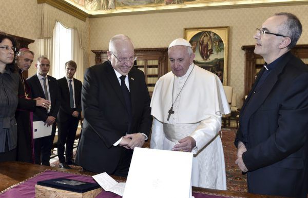 Israelischer Staatspräsident Rivlin zu Besuch beim Papst.   AP