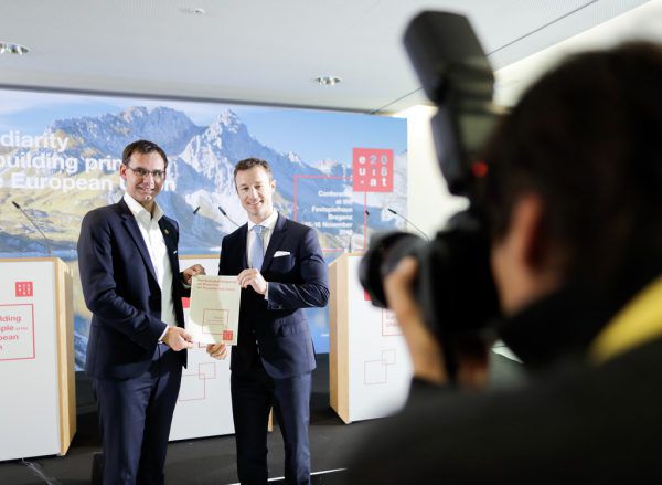 Landeshauptmann Markus Wallner (l.) und Europaminister Gernot Blümel mit der „Erklärung von Bregenz“.BKA/Andy Wenzel (2), APA
