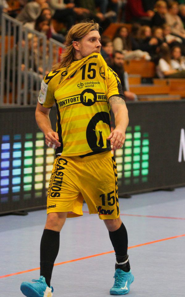 Lukas Frühstück (l.) versuchte viel, am Ende blieb für Marian Klopcic (unten) nur der Biss ins Trikot. Klaus Hartinger (2)