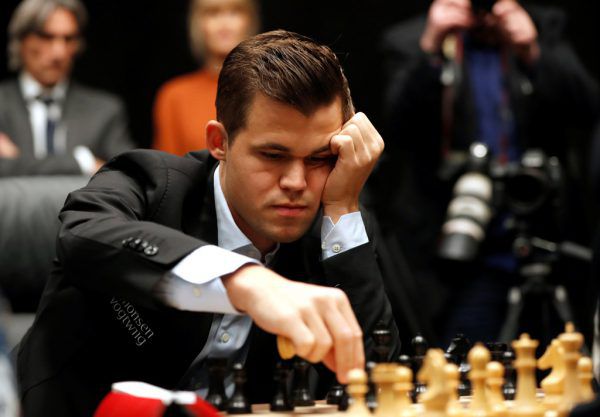 Magnus Carlsen ist seiner Favoritenrolle noch nicht gerecht geworden. APA