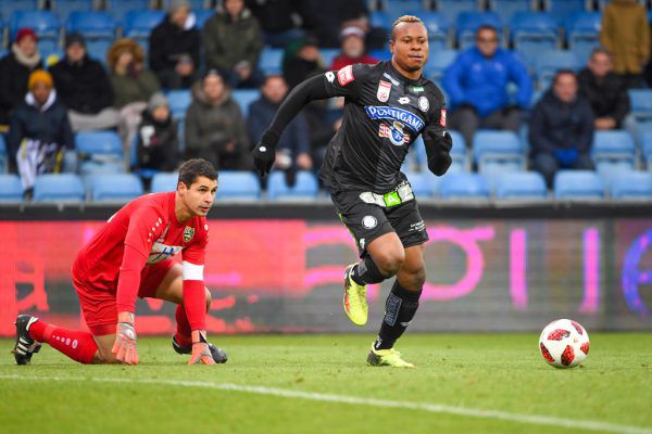 Martin Kobras musste dem schnellen Emeka Eze hinterherschauen (l.). Trainer Werner Grabherr gehen langsam die Argumente aus.  Gepa/Lerch (2)