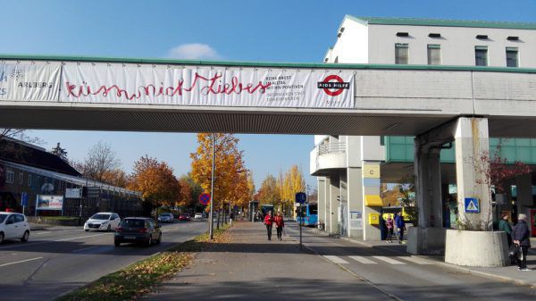 Mit Transparenten und „Lustboxen“ (unten) wird wieder auf die Thematik aufmerksam gemacht.