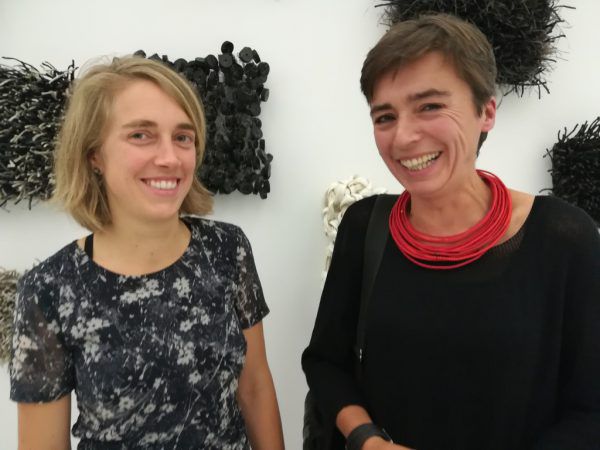 Oben: Dorothea Rosenstock (l.) und Franziska Stiegholzer in der Galerie allerArt. Kleines Bild links: eine Arbeit von Dorothea Rosenstock, mit der Ryijy-Technik geknüpft. Wolfgang ölz (2)/Dorothea Rosenstock (1)