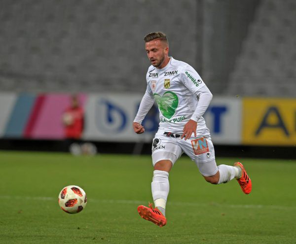Sandro Djuric vor den leeren Rängen des Innsbrucker Tivolis. Gepa