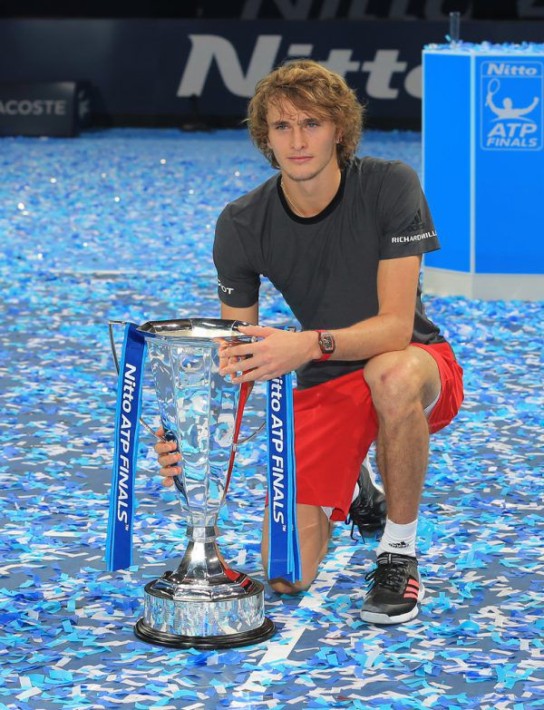 Sascha Zverev mit der Finaltrophäe. Gepa
